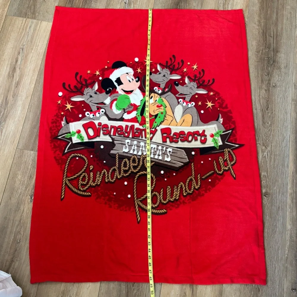 DISNEY RESORT‎ REINDEER ROUNDUP BLANKET RED FOLD IN POCKET 36